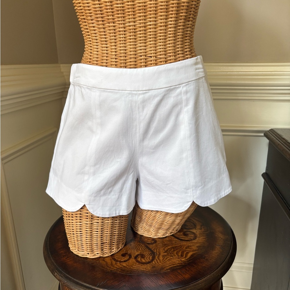 Draper James Women's White Scallop Hem Shorts